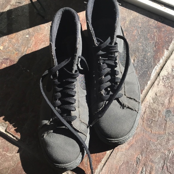 Nike sneaks! - Picture 3 of 4